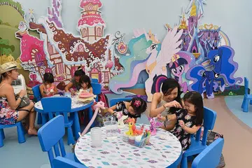 KANAK-KANAK RIANG: Hadirin karnival menyertai kegiatan dalam karnival Toybox Powered by Hasbro.