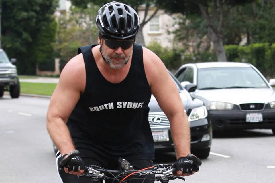 RAJIN BERSENAM: Russell Crowe berbasikal sebagai salah satu latihan untuk mengurangi berat badan dan menjaga kesihatan. - Foto WENN.COM