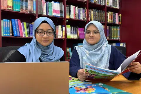 Pengurus di Jabatan Penyelidikan dan Pembangunan Darul Andalus, Cik Raudha Abdullah (kiri), dan Pengarah Eksekutif Darul Andalus, yang juga ahli Pasukan Petugas Transformasi Digital (DTT) Darul Andalus, Cik Khaafizah Md Hanif, memastikan kandungan buku teks, buku kerja dan wadah dalam talian e-pendidikan yang dihasilkan Darul Andalus sesuai dengan pelajar Singapura yang mengikuti kelas agama secara sambilan di pusat pengajian Islam Andalus dan Cordova.