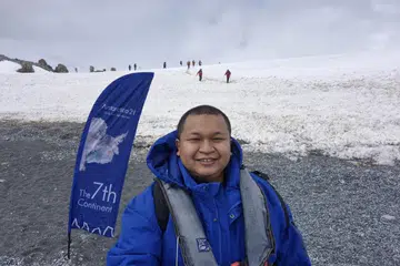 Penulis melakukan pendaratan pantai pertama di Pulau Half Moon, salah satu daripada banyak pulau di Antartika.
