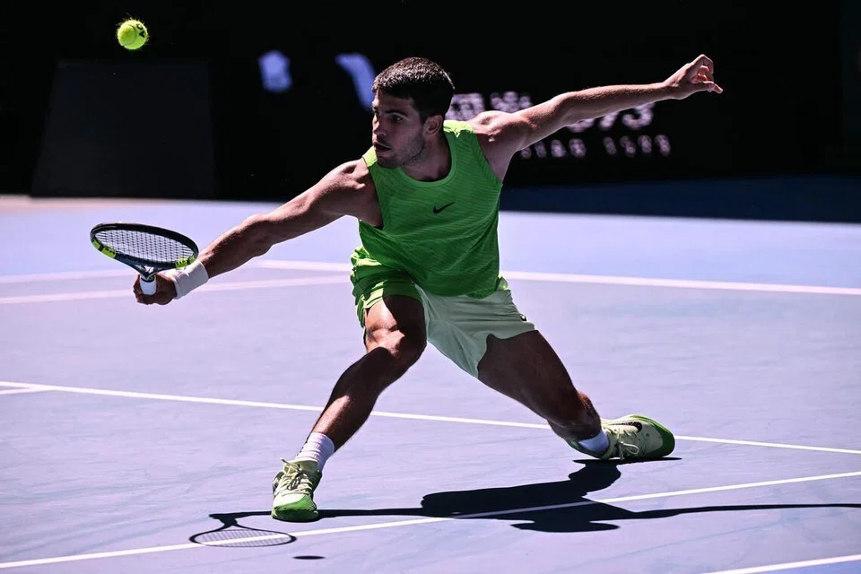 Carlos Alcaraz membalas pukulan Yannick Hanfmann dari Jerman semasa pertarungan perseorangan lelaki di Terbuka Australia di Melbourne pada 21 Januari 2026.