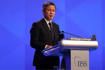 Menteri Pertahanan Encik Chan Chun Sing berucap pada sesi pleno keenam dan terakhir Dialog Shangri-La pada 1 Jun 2025.