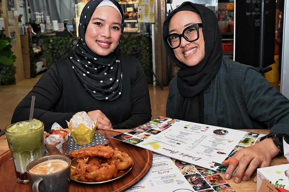 kafe Limaa, Nuraidah Abdul Rauf, Zakiah Asmawi