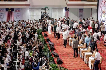 BERADA DI PERSADA: Datuk Seri Anwar Ibrahim memasuki Dewan Merdeka bagi memberi ucapan selaku Perdana Menteri Malaysia ke-10 semasa Konvensyen Nasional Kerajaan Perpaduan yang lalu. 
