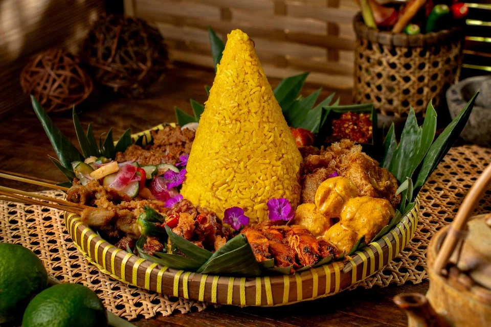 NASI KUNING TUMPENG: Untuk kumpulan berempat, set nasi kuning besar ini berharga $39.90 (harga asal $78). Promosi hingga 18 Disember. 