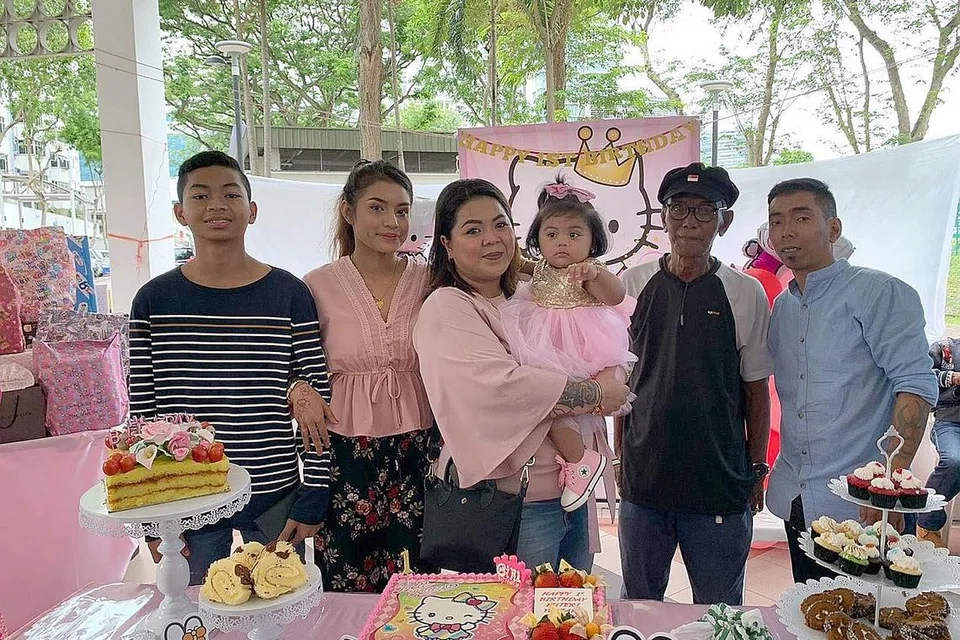 SERING BAWA SENYUMAN: Allahyarham Miskiman Maarif (kedua dari kanan) ketika menyambut ulang tahun pertama cucunya, Puteri Yutiara Delisha, pada Februari lalu. - Foto ihsan YAZID MISKIMAN