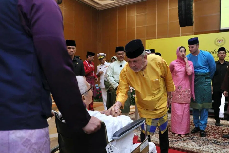 Yang di-Pertuan Agong Malaysia, Sultan Ibrahim (kanan), menyantuni dan mengucapkan selamat jalan kepada bakal jemaah haji Malaysia di Sepang,  Selangor.  
