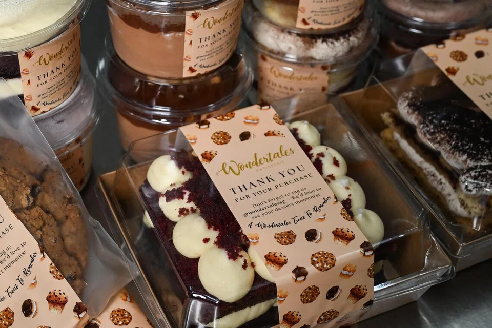 Kek Red Velvet dijual pada harga $10 sesuai untuk dinikmati sempena sambutan istimewa dengan saiz yang tidak begitu besar.