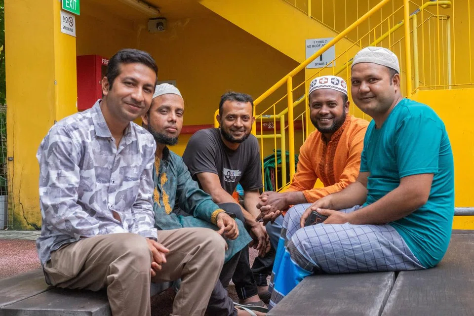 Antara penghuni Bangladesh di dormitori Tiong Woon Corporation di Pandan Crescent, (dari kiri) Encik Hossain Uzzal, Encik Ahmmed Jafor, Encik Islam Md Shahenul, Encik Hussan Emtiaz, dan Encik Rony Rafiqul Islam.