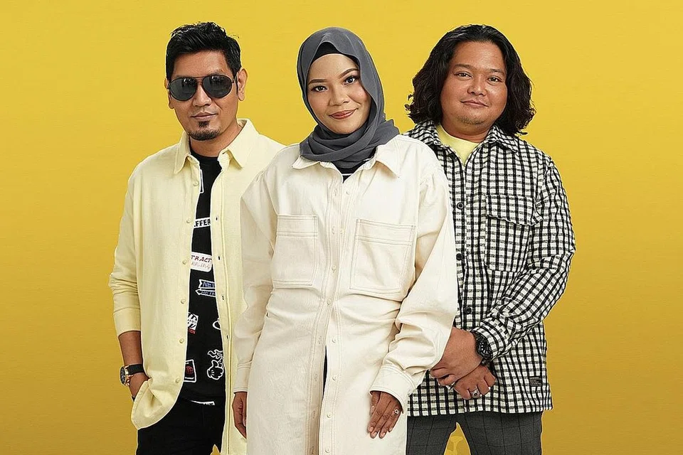 SINERGI TIGA SAHABAT: Penggubah lagu Yazri Malik menghasilkan lagu tentang cinta terlarang yang didendangkan suami isteri, Irma Maulood dan Idi Hakim dalam peraduan Projek Lagu. - Foto-foto MEDIACORP SURIA 