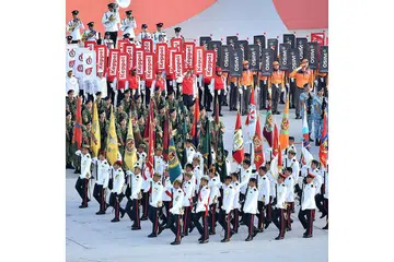 KETEGUHAN SINGAPURA: Dari kontinjen Angkatan Bersenjata Singapura (SAF) kepada kontinjen Pasukan Pertahanan Awam Singapura (SCDF), dan kontinjen dari pertubuhan sektor sosial dan ekonomi, kembali berbaris bersama di perbarisan tahun ini di The Float@Marina Bay. - Foto-foto BH oleh LIM YAOHUI, FACEBOOK NDPEEPS 