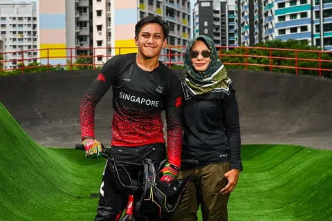 Atlet BMX Singapura, Mikha Zuhayr Norman, mulanya berjinak-jinak di dalam jenis basikal ‘mountain bike’ dan ‘road bike’ setelah berlatih bersama ibunya, Anita Abdul Gani, yang merupakan atlet triatlon dan Ironman.