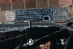 JADI SASARAN MILITAN: Gambar satelit yang diedarkan oleh Maxar Technologies pada 3 Januari  menunjukkan kereta dan bas diletakkan berhampiran Masjid Saheb al-Zaman di bandar Kerman di selatan Iran semasa memperingati ulang tahun komander tertinggi Qassem Soleimani. Kawasan ini telah menjadi sasaran letupan bom kembar yang mengorbankan sekurang-kurangnya 95 orang di selatan negara itu.