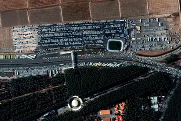 JADI SASARAN MILITAN: Gambar satelit yang diedarkan oleh Maxar Technologies pada 3 Januari  menunjukkan kereta dan bas diletakkan berhampiran Masjid Saheb al-Zaman di bandar Kerman di selatan Iran semasa memperingati ulang tahun komander tertinggi Qassem Soleimani. Kawasan ini telah menjadi sasaran letupan bom kembar yang mengorbankan sekurang-kurangnya 95 orang di selatan negara itu.