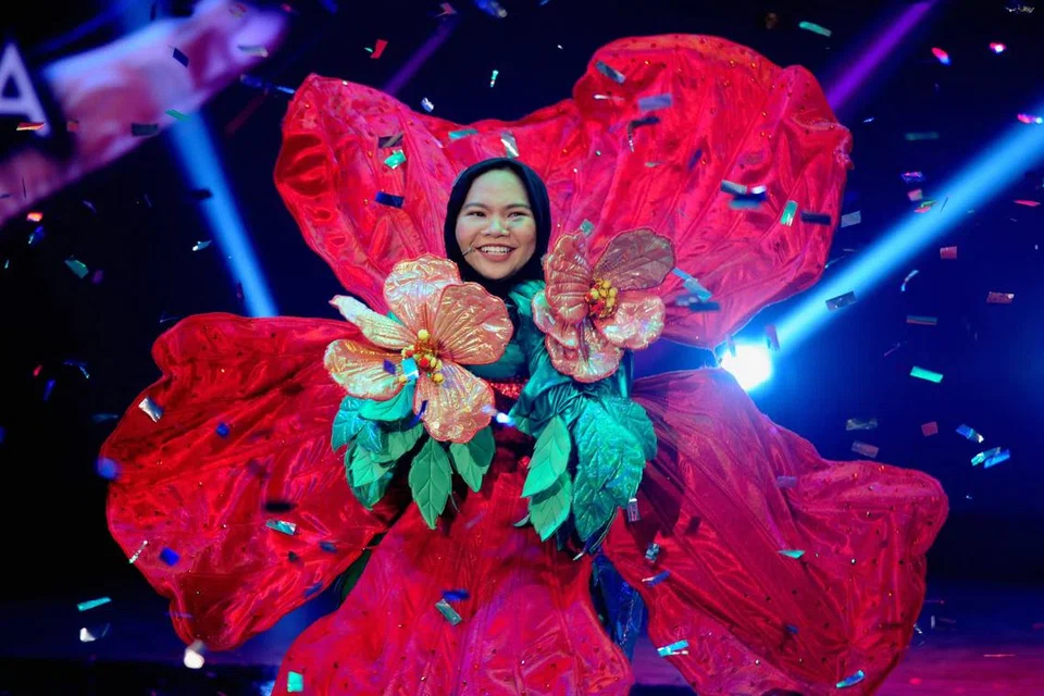 TERIMA KASIH KEPADA BUNGA RAYA: Aina Abdul menganggap busana Bunga Raya dalam, ‘The Masked Singer Malaysia’ (Musim Pertama), sebagai pembuka jalan untuknya memikirkan idea ‘gila-gila’ dalam soal fesyen setiap kali membuat persembahan.