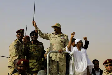 SOKONG GENCATAN SENJATA: Foto fail menunjukkan Leftenan-Jeneral Mohamed Hamdan Dagalo (tengah), ketua Pasukan Sokongan Pantas separa tentera Sudan (RSF), bersama penyokongnya di Khartoum.