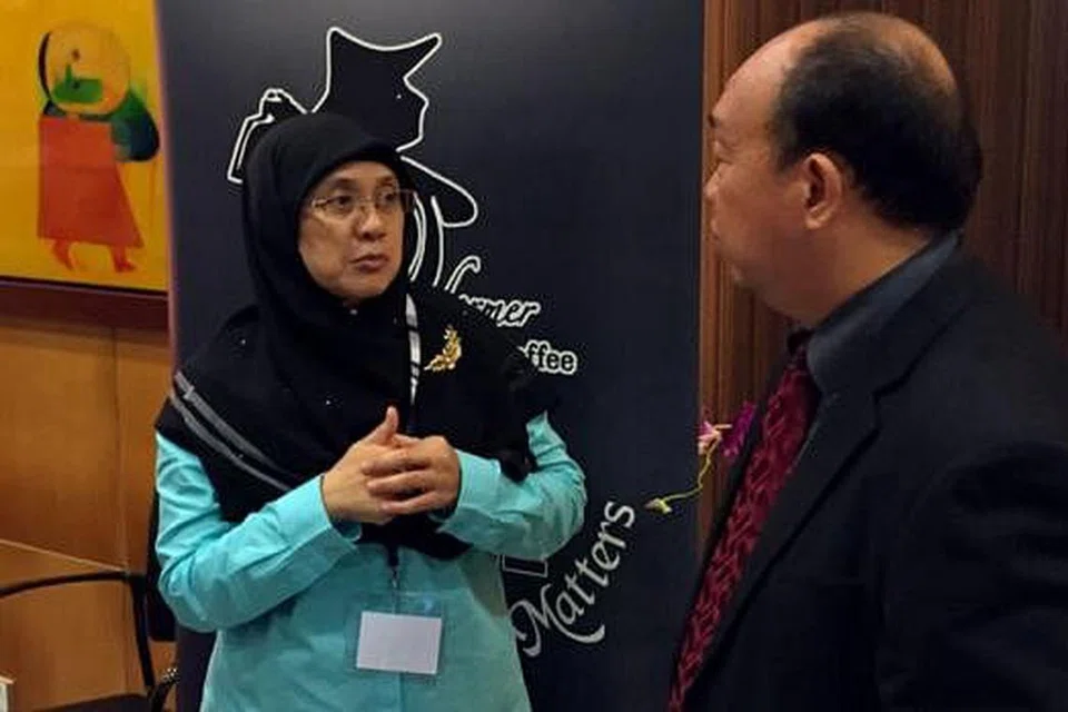 MANFAATKAN TEKNOLOGI: Cik Siti Hamidah Omar berkongsi pengalamannya meneroka e-dagangan dengan seorang peserta semasa menghadiri seminar anjuran DPPMS. - Pusat SME@ DPPMS