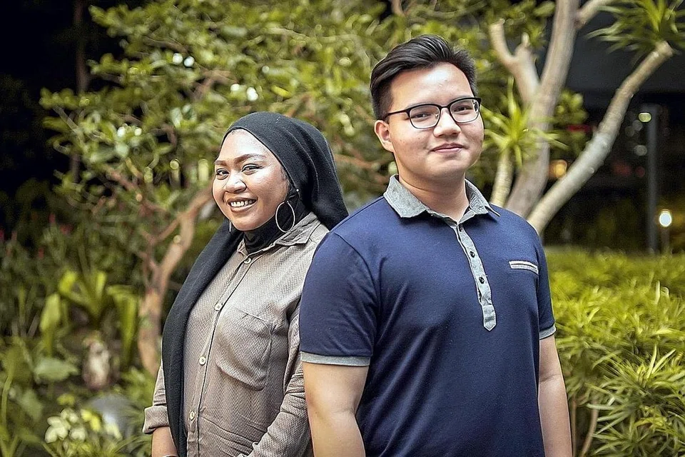 PENTINGKAN JATI DIRI: (Dari kiri) Shai Othman dan Rhaun menyifatkan proses menghasilkan lagu duet 'Demi Cinta' sebagai memperkasa kemahiran menggubah dan menulis lirik lagu Melayu yang puitis dan disisipkan dengan metafora. - Foto BH oleh NUR DIYANA TAHA