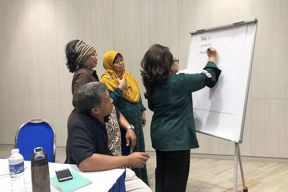 TIMBA PENGETAHUAN: Pasangan daripada semua lapisan usia, berpeluang belajar bermacam panduan dan tips dalam rumahtangga dan hubungan kekeluargaan, termasuk ilmu kewangan, dalam kegiatan anjuran M³@Nee Soon. - Foto M³@NEE SOON