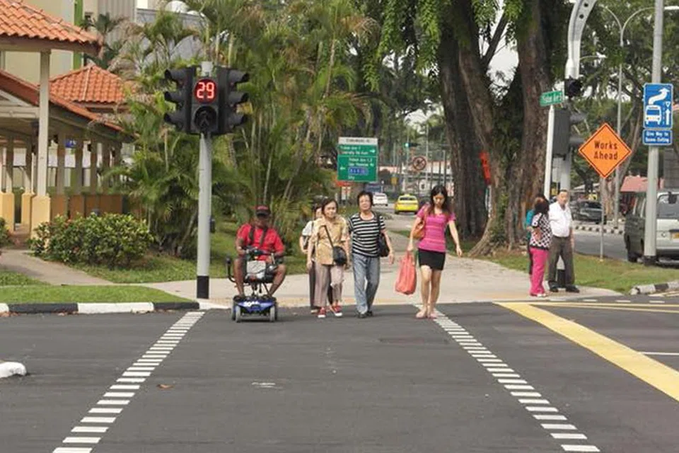 SATU KEMUDAHAN: Menurut Dr Faishal adanya alat mobiliti peribadi telah mengubah cara ramai warga Singapura bergerak. Ramai gunakan PMD untuk menuju ke destinasi terakhir mereka. - Foto FACEBOOK/DR FAISHAL IBRAHIM