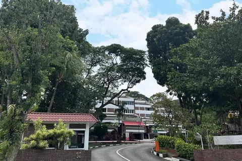 ISLAND VIEW: Dibina pada 1984, kondominium Island View dengan pegangan bebas terletak di tapak berbukit di Jalan Mat Jambol, Pasir Panjang.