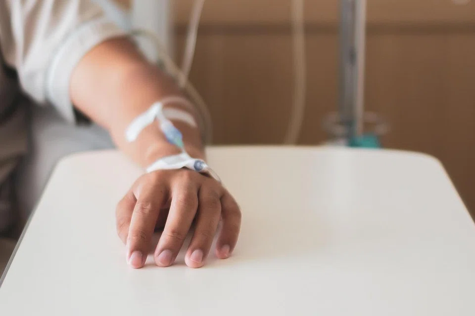 Pesakit sedang dirawat di hospital