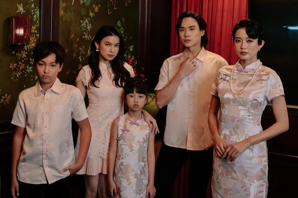 ‘The Hua Collection’ oleh jenama Umbi dari Malaysia menampilkan koleksi Tahun Baru Cina dengan sentuhan klasik dan mengekalkan unsur tradisional Cina pada busana sedondonnya. Harga bermula daripada $36 hingga $96.