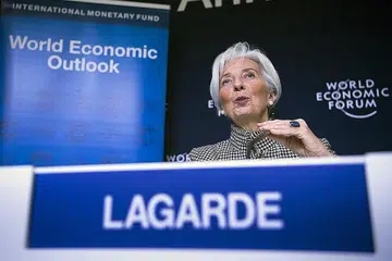 BENTANG CABARAN: Pengarah Urusan IMF, Cik Christine Lagarde (gambar) berkata IMF menurunkan unjuran pertumbuhan global berikutan perang perdagangan serta ketidaktentuan yang sedang menyelubungi acara perhimpunan terbesar dunia golongan kaya dan berkuasa, Forum Ekonomi Dunia (WEF). - Foto EPA-EFE