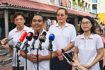 Anggota Parlimen (AP) GRC Chua Chu Kang, Encik Zhulkarnain Abdul Rahim (dua dari kiri) berkata penduduk di kawasan itu mengalami ruang terhad di Masjid Al-Khair disebabkan ramai jemaah yang menunaikan ibadah dari Limbang, Yew Tee, Brickland, Keat Hong dan Tengah. Beliau ditemani AP GRC yang lain termasuk Pemangku Menteri Pengangkutan, Encik Jeffrey Siow (kiri); Menteri Tenaga Manusia merangkap Menteri Bertanggungjawab bagi Tenaga, Sains dan Teknologi, Dr Tan See Leng (dua dari kanan); dan Dr Choo Pei Ling (kanan).  
