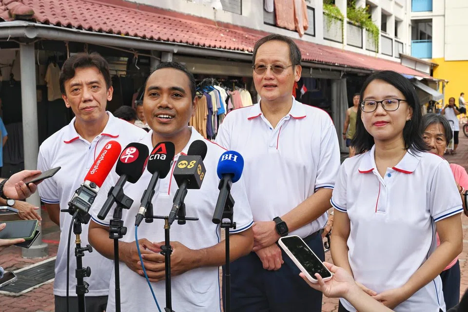 Anggota Parlimen (AP) GRC Chua Chu Kang, Encik Zhulkarnain Abdul Rahim (dua dari kiri) berkata penduduk di kawasan itu mengalami ruang terhad di Masjid Al-Khair disebabkan ramai jemaah yang menunaikan ibadah dari Limbang, Yew Tee, Brickland, Keat Hong dan Tengah. Beliau ditemani AP GRC yang lain termasuk Pemangku Menteri Pengangkutan, Encik Jeffrey Siow (kiri); Menteri Tenaga Manusia merangkap Menteri Bertanggungjawab bagi Tenaga, Sains dan Teknologi, Dr Tan See Leng (dua dari kanan); dan Dr Choo Pei Ling (kanan).  