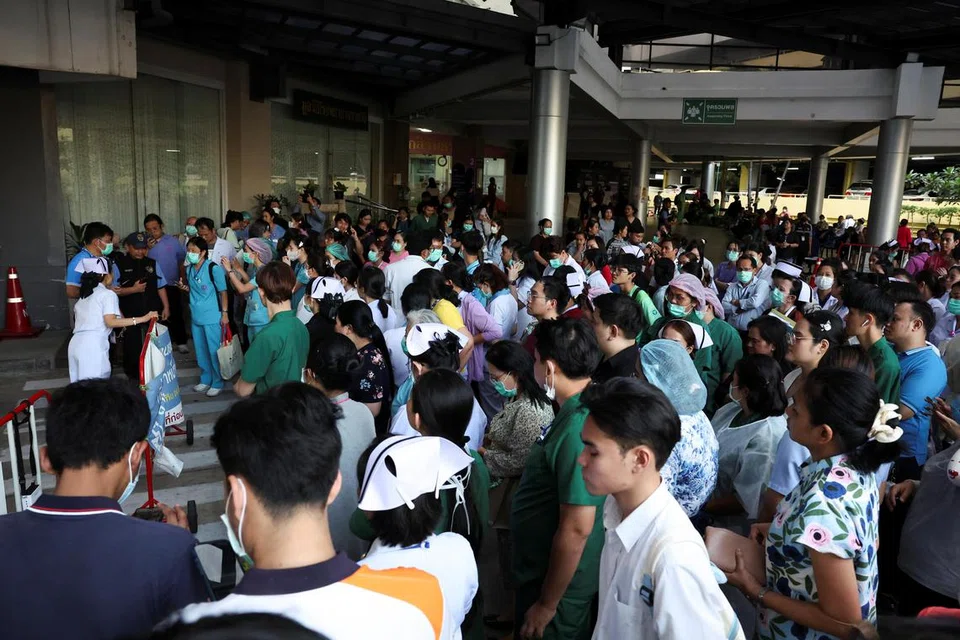 Petugas perubatan Hospital Rajavithi dilihat menunggu di luar bangunan selepas gempa bumi kuat melanda tengah Myanmar pada Jumaat, menurut perkhidmatan pemantauan gempa bumi. Gegaran turut dirasai di Bangkok, Thailand, menyebabkan ratusan penduduk ibu negara panik dan bergegas keluar dari bangunan pada 28 Mac 2025. 