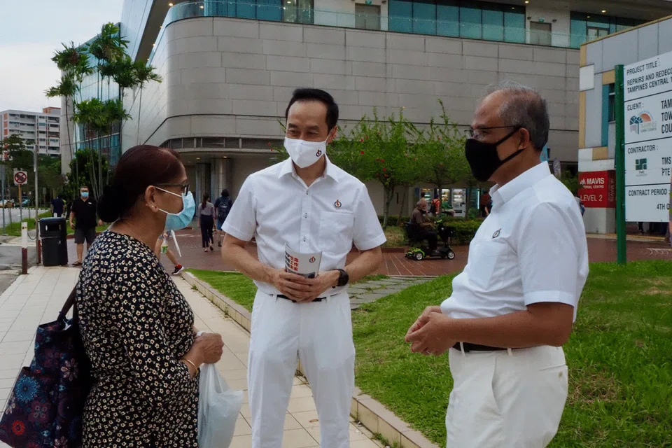 JUMPA PENDUDUK: Encik Masagos (kanan) dan Dr Koh bertemu penduduk semasa melakukan lawatan di sekitar GRC Tampines baru-baru ini. Mereka berharap dapat menggembleng tenaga penduduk untuk mewujudkan sebuah bandar mesra alam dan menggalak kehidupan mapan di Tampines. - FOTO: BH