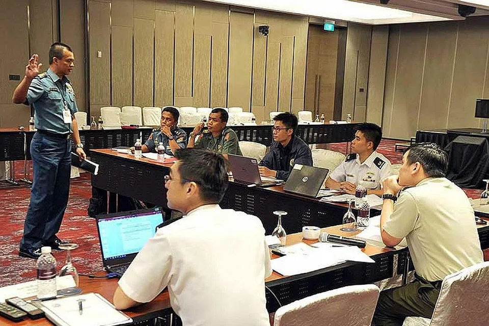 Singapura menyokong inisiatif Indonesia bagi melaksanakan usaha perkongsian maklumat risikan bagi menangani ancaman pengganasan. Usaha yang diberi nama Our Eyes Initiative (OEI) membuka peluang kepada negara anggota berkongsi maklumat mengenai kumpulan militan dan membangunkan pangkalan data umum mengenai pengganas ekstremis lapor Reuters. Selain Indonesia dan Singapura, beberapa negara anggota Asean seperti Malaysia, Filipina, Thailand dan Brunei telah menyertai inisiatif itu. Dalam usaha mencegah pengganasan, pegawai Singapura dan Indonesia kerap mengadakan latihan perancangan bersama (gambar). Sebagai contoh satu cabaran yang dihadapi ialah mencegah kemasukan pejuang asing ke sini menerusi perairan di antara Singapura dan Indonesia. Dengan berkongsi maklumat kededua negara boleh mengerahkan pasukan demi memberkas pengganas atau pejuang asing yang cuba masuk ke sini.