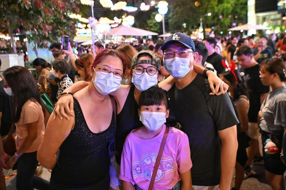 BERJAGA-JAGA: Walau bersuka ria, Cik Ashley Lim dan suami, Dr David Low, serta anak mereka, Maryann dan Michela, tidak lupa memakai pelitup sebagai langkah berjaga-jaga disebabkan gelombang Covid-19 yang terkini.