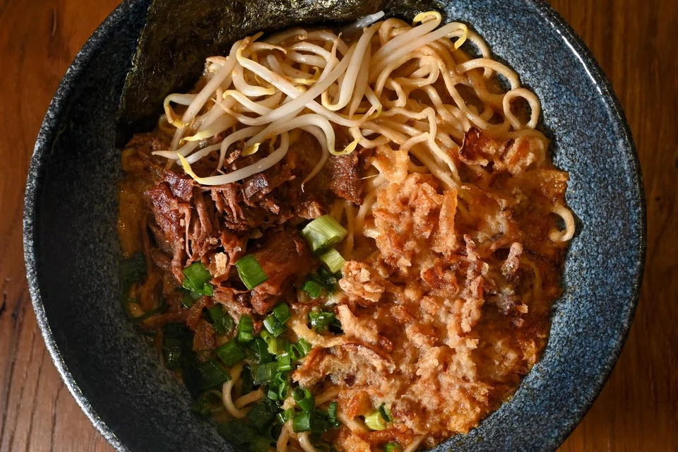 ‘Ramen Tauto’ ($14.90) disajikan dengan daging lembu. 