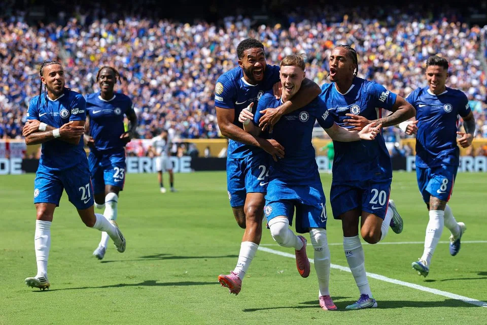 Pemain Chelsea, Cole Palmer (tiga dari kanan), meraikan gol kedua beliau bersama rakan sepasukan dalam perlawanan peringkat akhir Piala Dunia Kelab menentang Paris St Germain (PSG) pada 14 Julai. 