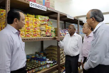 BANTUAN MAKANAN: (Dari kiri) Presiden Jamiyah, Dr Mohd Hasbi Abu Bakar, Encik Subramaniam, Encik Abdul Halim Aliman dan Dr Isa Hassan sama-sama meninjau makanan yang disimpan dalam gudang Bank Makanan Jamiyah baru-baru ini. - Foto PUTRI MARDHIYAH YAZID.