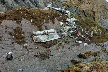 SERPIHAN BANGKAI PESAWAT: Kelihatan tapak kemalangan di mana pesawat Tara Air terhempas di banjaran Thasang, Nepal (gambar kiri). - Foto REUTERS