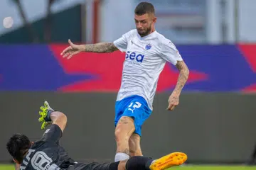 Pemain sayap Lion City Sailors, (LCS), Maxime Lestienne, bertindak cemerlang menewaskan penjaga gawang Albirex Nigata (S), Hassan Sunny, untuk gol keenam LCS. 
