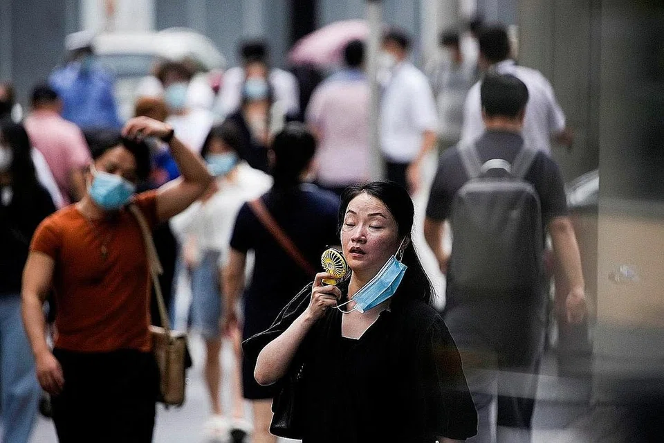AMARAN MERAH: Beberapa tempat mengeluarkan amaran merah - yang tertinggi dalam sistem amaran gelombang haba tiga peringkat - dan meramalkan suhu melebihi 40 darjah Celsius. - Foto REUTERS