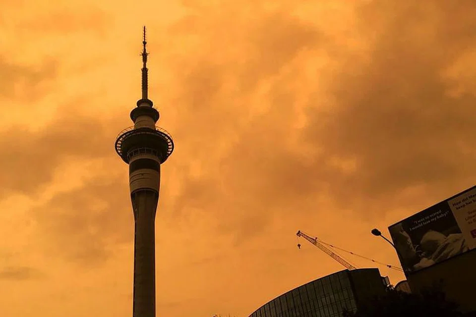 LANGIT JINGGA: Langit di kawasan Auckland's Sky Tower berubah menjadi jingga apabila asap daripada kebakaran di Australia merebak ke New Zealand.