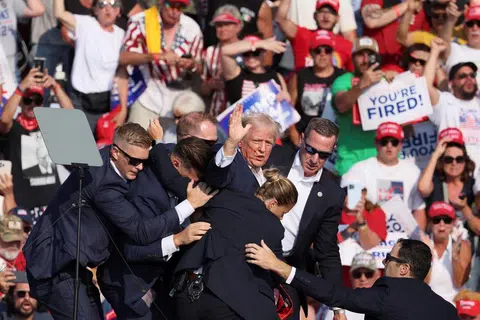 Calon Presiden Amerika Syarikat, Encik Donald Trump (tengah), mengalami pendarahan pada bahagian muka dan telinga susulan serangan pada 13 Julai ketika beliau berucap di Butler, Pennsylvania.