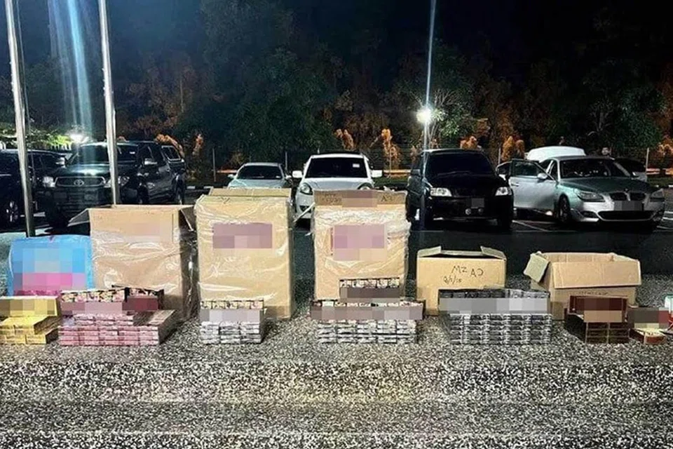 Rokok putih dan kretek yang dirampas oleh PGA 7 dalam serbuan di Bunut Susu, Pasir Mas, Kelantan.