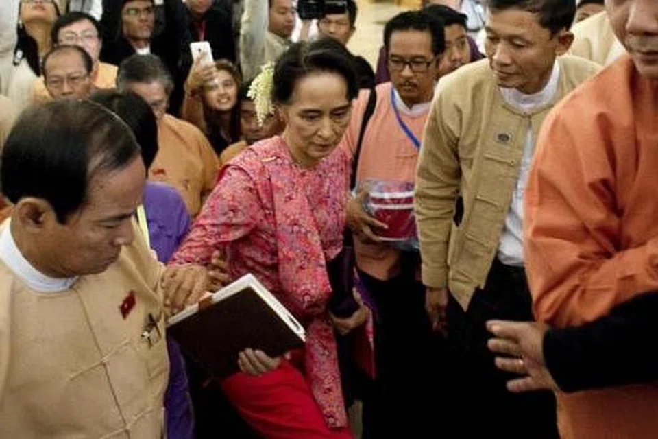 DETIK BERSEJARAH: Cik Aung San Suu Kyi, pemimpin parti Parti Liga Demokrasi Kebangsaan (NLD), tiba di Parlimen di Naypyidaw, semalam. - Foto AFP