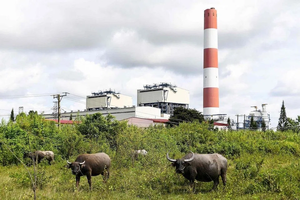 BEKALAN TENAGA BERSIH: Loji penjanaan tenaga suria di Sao Mai, wilayah An Giang, adalah di antara contoh yang menunjukkan meningkatnya penggunaan tenaga suria di Vietnam tetapi negara yang pesat membangun itu masih berdepan dengan penggunaan meluas arang batu, seperti loji janakuasa O Mon (gambar atas), di bandar Can Tho, yang dianggap dunia sebagai bekalan tenaga "kotor" yang menjejas alam sekitar. - Foto-foto AFP