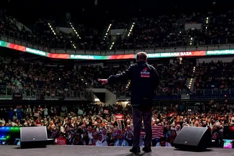 Lebih 10,000 orang menghadiri Himpunan Solidariti Bersama Gaza: Gelombang Malaysia, Palestin Merdeka di Axiata Arena, Bukit Jalil, Kuala Lumpur, pada 8 Oktober yang turut dihadiri Perdana Menteri, Datuk Seri Anwar Ibrahim.