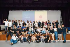 SEDIA BANTU MASYARAKAT: Relawan mentor dan mentee program Peer dalam acara penutupan di Tampines Sabtu lalu. - Foto YMC