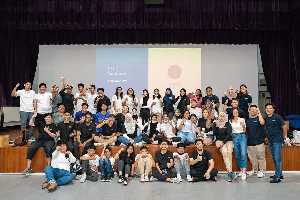 SEDIA BANTU MASYARAKAT: Relawan mentor dan mentee program Peer dalam acara penutupan di Tampines Sabtu lalu. - Foto YMC