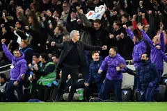 GEMBIRA: Ketua Jurulatih Tottenham Hotspur, Jose Mourinho begitu gembira selepas pemain Tottenham, Serge Aurier, merembat lalu membolosi gawang Olympiakos pada aksi perlawanan Liga Juara-Juara, awal pagi semalam. - Foto AFP