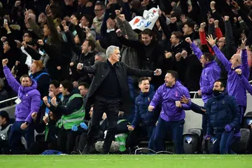GEMBIRA: Ketua Jurulatih Tottenham Hotspur, Jose Mourinho begitu gembira selepas pemain Tottenham, Serge Aurier, merembat lalu membolosi gawang Olympiakos pada aksi perlawanan Liga Juara-Juara, awal pagi semalam. - Foto AFP